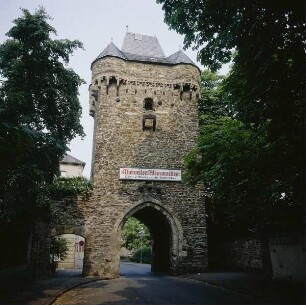 Bad Neuenahr-Ahrweiler. Obertor (Gesemer Porze). Stadtseite mit Mauer und Wehrgang