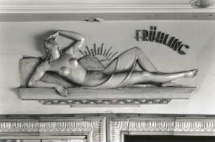 Allegorie des Frühlings : Allegorie des Frühlings. Keramik, farbig glasiert; 64 x 150 cm (1925/1927). Görlitz, Hotel Vier Jahreszeiten, Bahnhofstraße 25/26