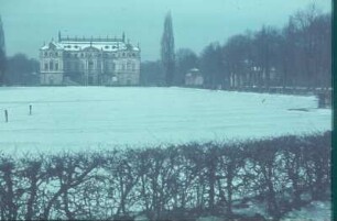 Dresden-Altstadt. Palais (1678-1683, J. G. Starcke) im Großen Garten, Ansicht über den zugefrorenen Palaisteich