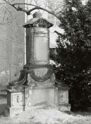 Dohna-Röhrsdorf. Kirchhof. Grabmal (1. H. 19. Jh.) für?