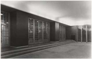 Nationaltheater, Weimar Wiederaufbau: Eingangshalle mit Blick auf die Türen zum Foyer und Türen zu dem seitlichen Eingang