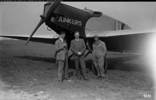 Besuch d. Konsuls von Peru, Habedank: 3 Männer vor einer Junkers W 33