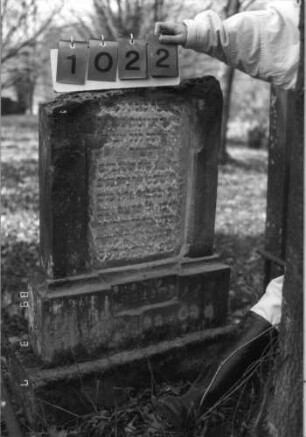 Grabstein 1022 (Index: 99751293) Material: Sandstein Zustand: obern weggebroch/verwitt/groß. Textverl. Maße HxBxT: 96x54x11 cm Beschreibung: Stele, getreppter Sockel, Schriftfeld eingetieft: Grabstein 1022