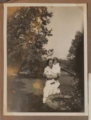 Christiane Zimmers Sohn Andreas auf dem Arm des Kindermädchens auf einer Wiese