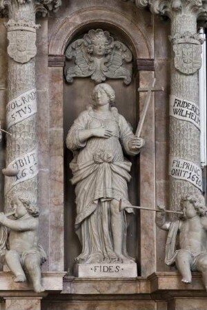Grabmal für Fürst Georg Friedrich von Waldeck (1620-1692) — Zweites Geschoss mit Reiterfigur und Tugenden — Allegorien der Tugenden — Fides