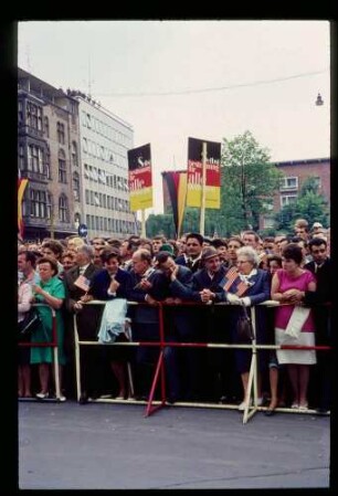Köln am Dom/Bevölkerung hinter Absperrung