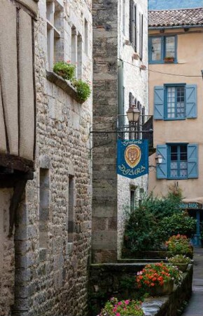 Frankreich. Midi Pyrenees. Tarn et Garonne. Saint Antonin Noble Val. Blick in mittelalterliche Gasse