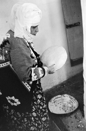 Eine Frau beim Brotbacken in ihrer Küche, Sanaa