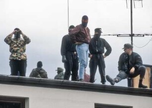 FAP-Treffen beim Rechtsextremisten Thorsten Heise in Northeim, am 04.06.94. hier: Neonazis, teilweise vermummt, auf dem Dach des Gebäudes