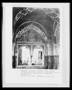 Alhambra — Palacios Nazaries — Palacio de los Leones — Erker