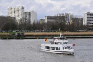 Antwerpen - Ausflugsschiff : Ein Ausflugsschiff fährt auf der Schelde, aufgenommen in Antwerpen am 3. April 2010