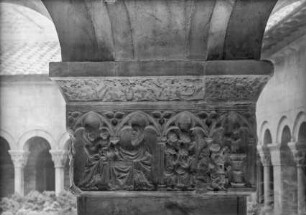 Ostflügel — Kapitell Relief