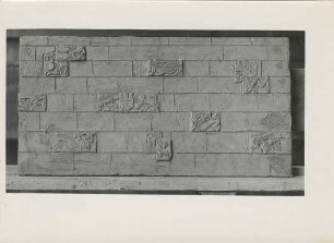 Berufssymbole, Wappenreliefs für Wand: Tonmodell, in Atelier;