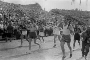 Eröffnung der III. Weltfestspiele der Jugend und Studenten im Walter Ulbricht-Stadion in Berlin : Sportler im Demonstrationszug