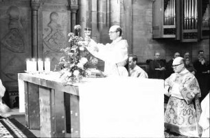 Freiburg: Münster, Predigt vor Weihnachtsbaum, Eucharistiefeier