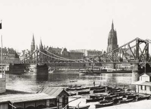 Frankfurt am Main, Eiserner Steg : Frankfurt am Main. Eiserner Steg (Fußgängerbrücke über den Main). Blick vom linken Mainufer nach Nordosten gegen Mainkai und Dom