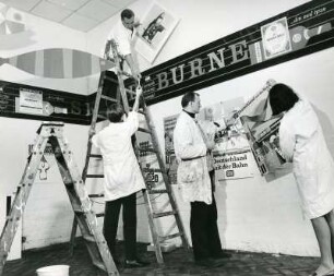 Hamburg-St. Pauli. Kunstschule Setzke. Ein Ausstellungsraum wird vorbereitet