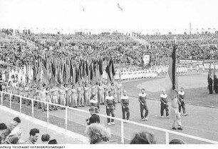 Berlin, 3. Weltfestspiele der Jugend und Studenten, Auftritt eines Kulturensembles aus der Demokratischen Volksrepublik Korea (Nordkorea), Parade im Stadion mit den Ehrengästen Wilhelm Pieck und Otto Grotewohl, Feuerwerk, August 1951