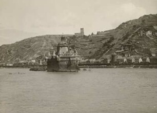 Kaub mit der Burg Gutenfels : Kaub, Rhein-Lahn-Kreis die Pflaz, dahinter das Städtchen mit der Burg Gutenfels