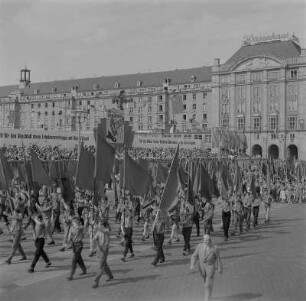 Dresden. Demonstration zum 1. Mai entlang der Ernst-Thälmann-Straße, Tribüne auf dem Altmarkt