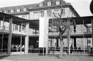 Freiburg: Klinikkirche, gläserner Zugang, von außen