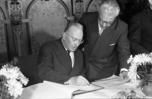 Freiburg: Bürgermeister Joseph Rey schreibt ins Goldene Buch
