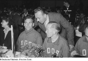 Oberbürgermeister Erich Uhlich im Gespräch mit Bernhard Trefflich und Lothar Meister bei einem Empfang