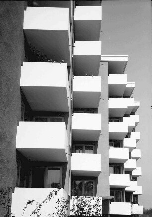 Freiburg; [Betzenhausen-]Bischofslinde: Altenheim der GSG; Uhlenhuthstraße; Balkonreihe (Ostseite)