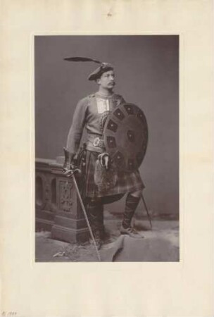Prinz Friedrich Wilhelm in schottischer Tracht, Ganzfigur.