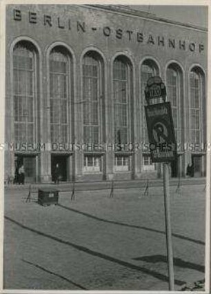 Taxistand vor dem Ostberliner Ostbahnhof