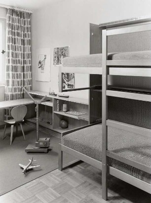 Ausklappbare Doppelstock-Schlafcouch : Musterkinderzimmer (1962; Deutsche Bauakademie). Arbeitsplatz und ausklappbare Doppelstock-Schlafcouch