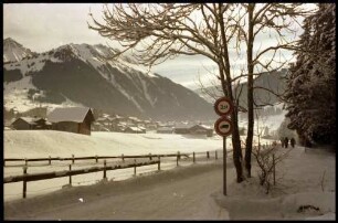 Saanen: winterlicher Fußweg zwischen Gstaad und Saanen