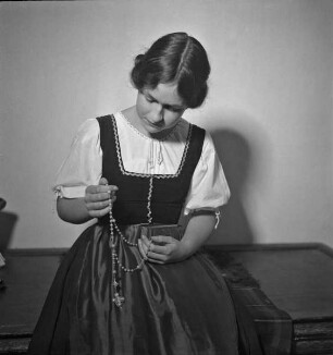 Mädchen in Tracht aus dem Wienerwald