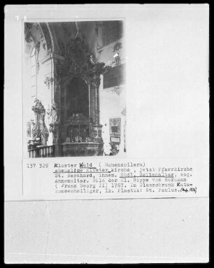 Südlicher Seitenaltar sog. Annenaltar mit Bild der Heiligen Sippe, im Glasschrank: Katakombenheiliger, links: Plastik des Heiligen Paulus