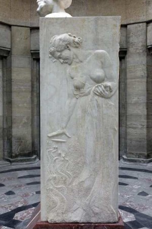 Büste Ernst Abbes auf Marmorherme mit Reliefs — Allegorie der Mikroskopie