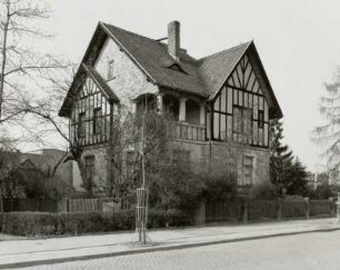 Pirna-Copitz. Villa, Rudolf-Renner-Straße 41 : Pirna-Copitz (Kreis Sächsische Schweiz). Villa, Rudolf-Renner-Straße 41. Straßenansicht