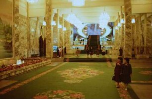 Foyer mit Säulen