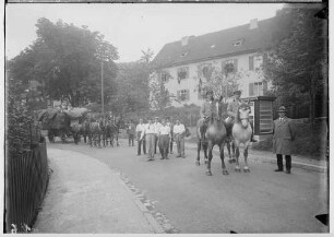 Erntedankfest in Sigmaringen 1935; Festumzug in der Leopoldstraße vor dem 'Alten Spital'