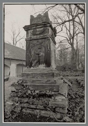 Stadtgottesacker Halle (Saale), aufwändige bildhauerische Grabgestaltung