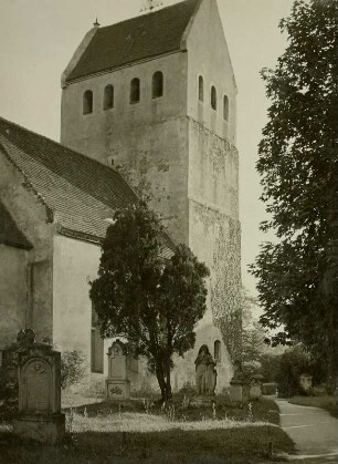 Cavertitz, Kirche mit Kirchhof von Nordosten