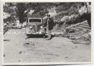 Soldat der Alliierten mit Auto in Obersalzberg