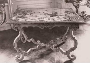 Tisch mit Chinoiserie-Malereien