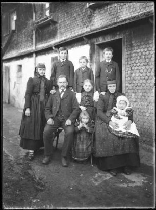 Familie vor ihrem Haus