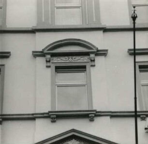 Cottbus, Oskar-Hoffmann-Straße 3/Ecke Marienstraße. Verwaltungsgebäude (E. 19. Jh.), Fenster (2. Obergeschoss) und Fahnenstange