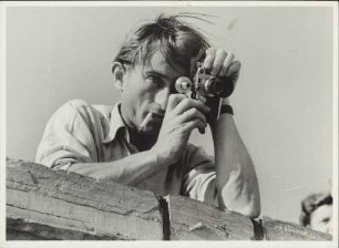 Rauchender Fotograf beim Fokusieren des Motives
