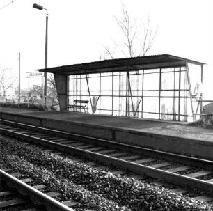 Machern-Gerichshain, Brandiser Straße 23. Bahnhof Gerichshain (um 1837?) an der Strecke Leipzig - Dresden. Unterstand am Bahnsteig. Ansicht über die Gleise