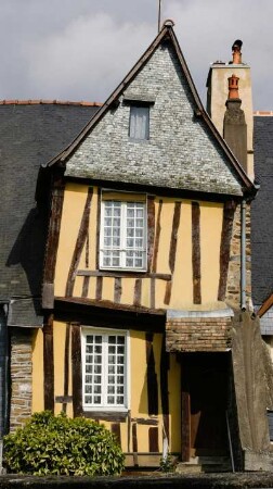 Frankreich. Bretagne. Ille et Vilaine. Fougeres. Schiefes Fachwerkhaus