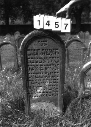 Grabstein 1457 (Index: 100098061) Maße HxBxT: 111x45x10 cm: Grabstein 1457
