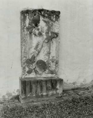Grabplatte mit Relieffigur eines Ritters