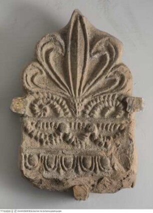 Fragment eines architektonischen Zierelementes mit Palmette über Girlande und Eierstab